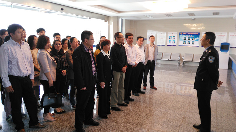 5月7日上午,建湖县审计局组织全局干部职工赴县看守所开展"510"廉政