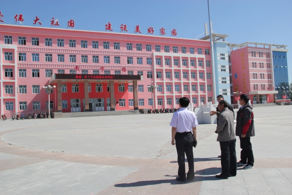 图为审计人员在察布查尔县高级中学现场审计在审计过程中,审计人员